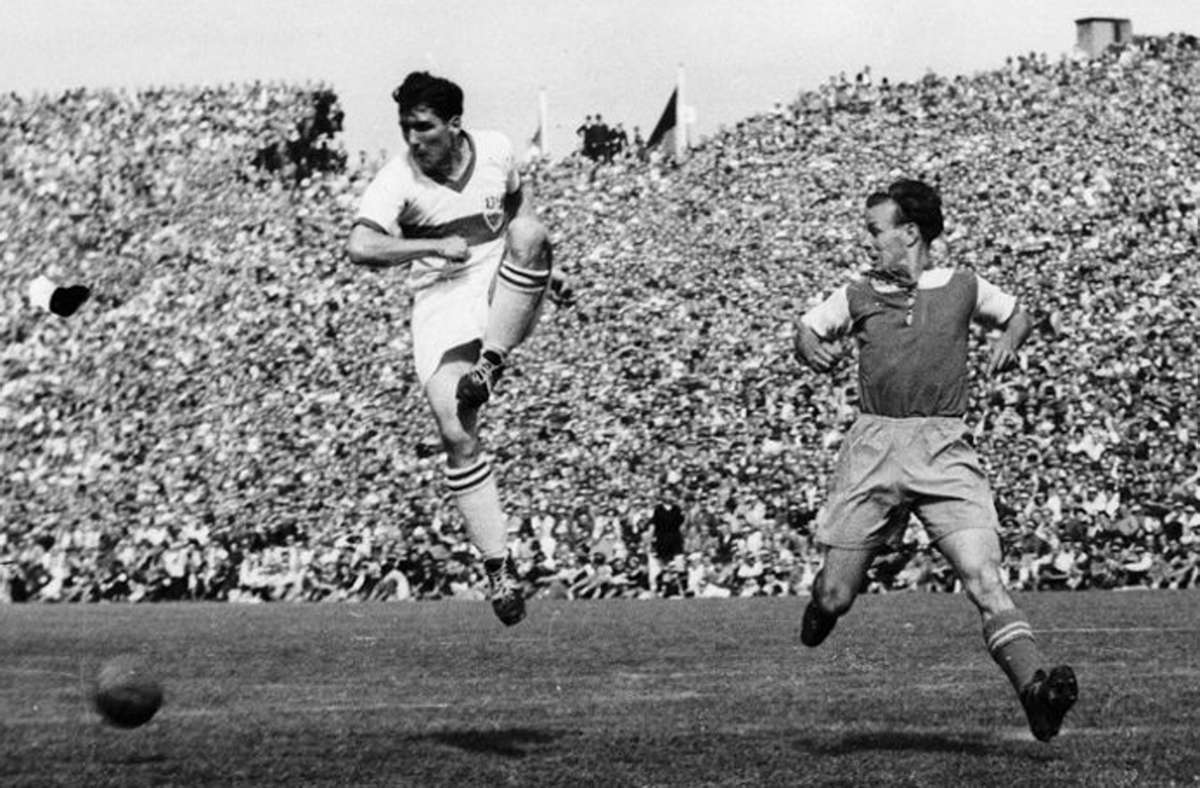 22. Juni 1952: Nur zwei Jahre nach dem ersten Titel holt der VfB die zweite deutsche Meisterschaft. Im Finale setzt sich der VfB 3:2 gegen den FC Saarbrücken durch. Im Bild: Erich Retter (links, VfB) und Herbert Binkert.