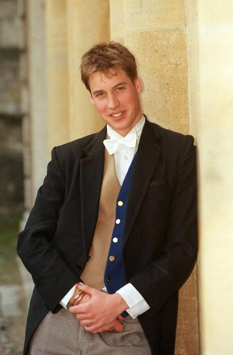 Zum Studieren geht Prinz William Anfang der Nullerjahre ins abgeschiedene schottische St. Andrews – zunächst studiert er Kunstgeschichte, wechselt später zu Geografie.