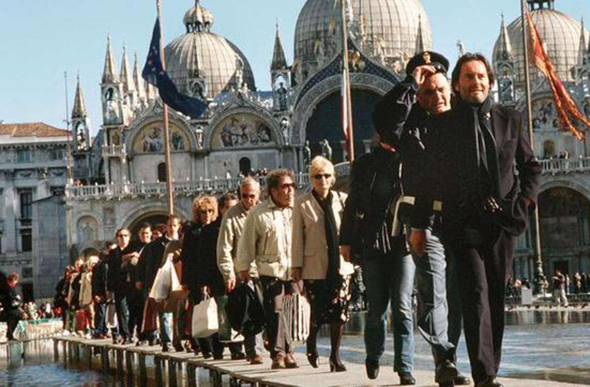 „Venezianisches Finale“ (Verfilmung: 2003) beginnt mit einem Skandal im Opernhaus: Während einer Premiere wird ein berühmter Dirigent vergiftet in seiner Garderobe aufgefunden. Brunetti ermittelt in Venedigs Opernmilieu. |