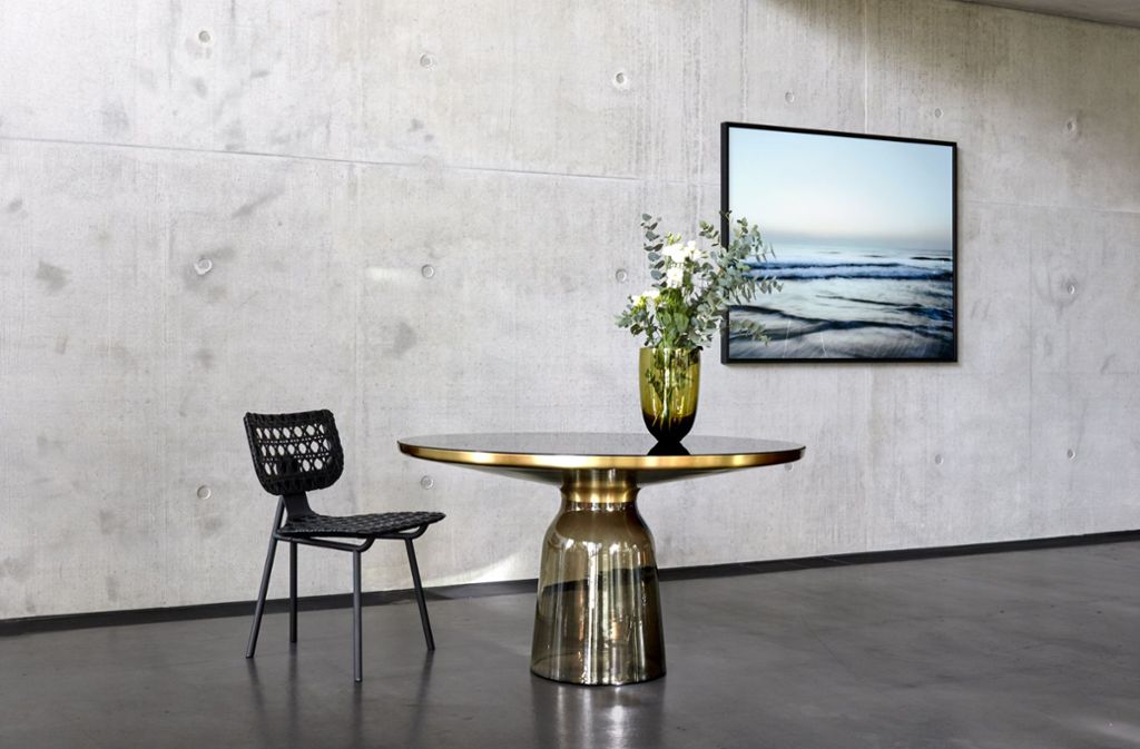 Auf der Möbelmesse in Köln 2020 wird der „Bell Table“ von Sebastian Herkner auch als Esstisch präsentiert mit rauchgrauem Glasfuß und schwarzer Tischplatte. Produziert werden die „Bell Table“-Tische von der renommierten Firma ClassiCon, die auch Möbelklassiker von Bauhaus-Gestaltern im Programm hat.