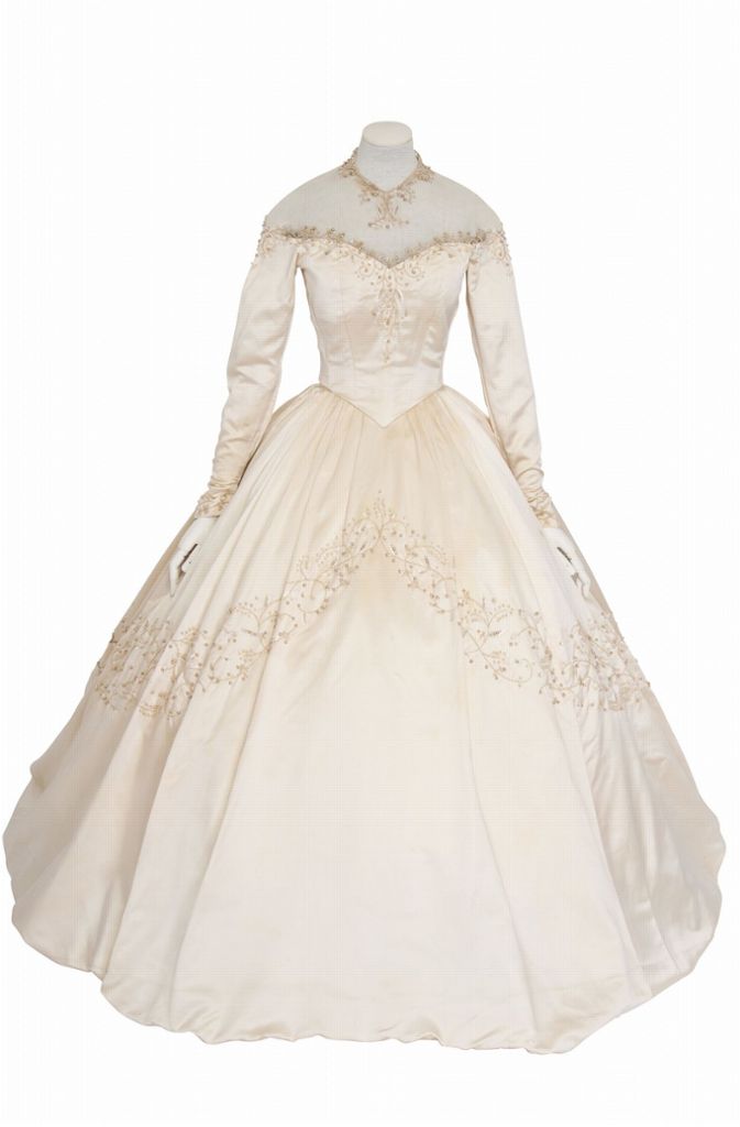 Dieses Hochzeitskleid, das Taylor 1950 bei ihrer ersten Hochzeit mit dem Hotelier Conrad Hilton trug, wurde bereits 2013 für rund 144 000 Euro im Auktionshaus Christie’s in London versteigert.