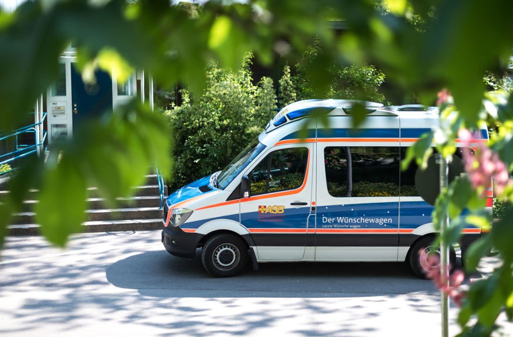 Reisemobil für Schwerkranke: der Wünschewagen des Ludwigsburger ASB bei der Einfahrt in die Wilhelma