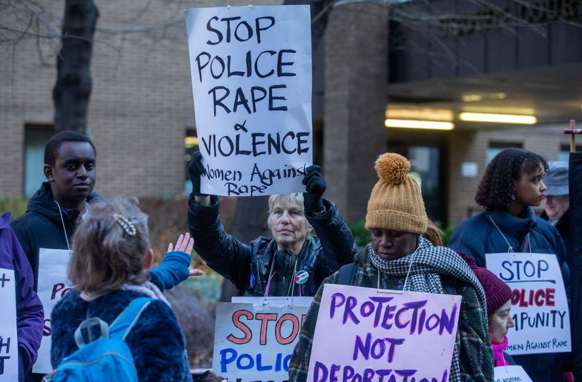 Demonstrierende versammeln sich vor dem Southwark Crown Court vor der Strafmaßverkündung im Fall des Londoner Polizisten. Foto: dpa/Tayfun Salci