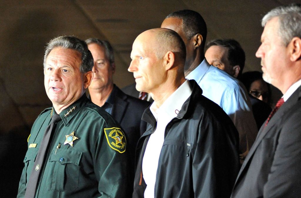 Scott Israel, Sheriff der Broward County (links) und Rick Scott, der Gouverneur von Florida sprechen zu den Medien.