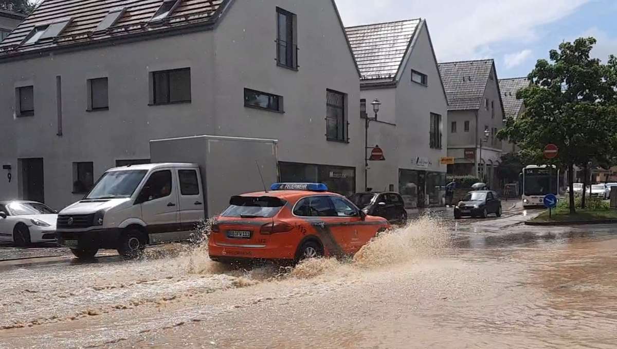 Mehr Schlamm als Eis: Auch in der Weissacher Ortsmitte steht das Wasser in den Straßen.