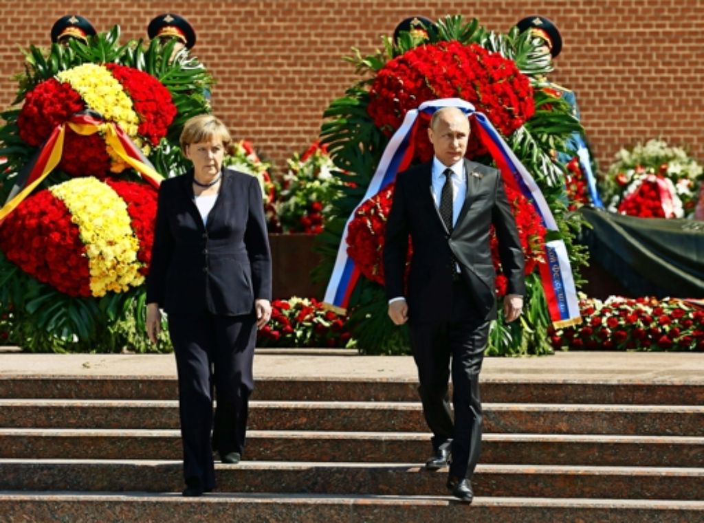 Angela Merkel und Wladimir Putin am Grabmal des Unbekannten Soldaten