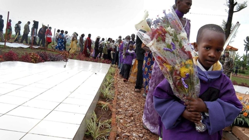  20 Jahre nach dem Völkermord hat sich Ruanda erstaunlich gut entwickelt. Die wohl schwierigste Aufgabe ist nun, Opfer und Täter zusammenzubringen. Der Westen muss Ruanda jetzt mit allen möglichen Mitteln unterstützen, fordert StZ-Korrespondent Johannes Dieterich. 