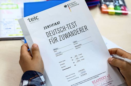 Das Zertifikat bescheinigt die erfolgreiche Teilnahme am Deutschkurs. Foto: dpa/Sven Hoppe