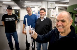 Ewald Thoma (rechts) und seine Mitstreiter vom OK Lab und von der Hochschule für Technik sind stolz auf ihren Prototyp für einen Lärmsensor. Weitere Bilder zeigt die Fotostrecke. Foto: Lichtgut/Achim Zweygarth