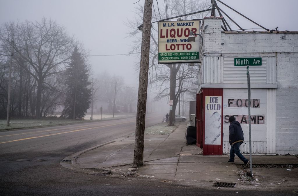 Flint in Michigan war einmal eine der wohlhabendsten Städte in den USA. Nach dem großen Strukturwandel ist es eine der ärmsten: Hohe Arbeitslosenquote, hohe Kriminalitätsrate, verfallende Stadtviertel, leere Kassen.