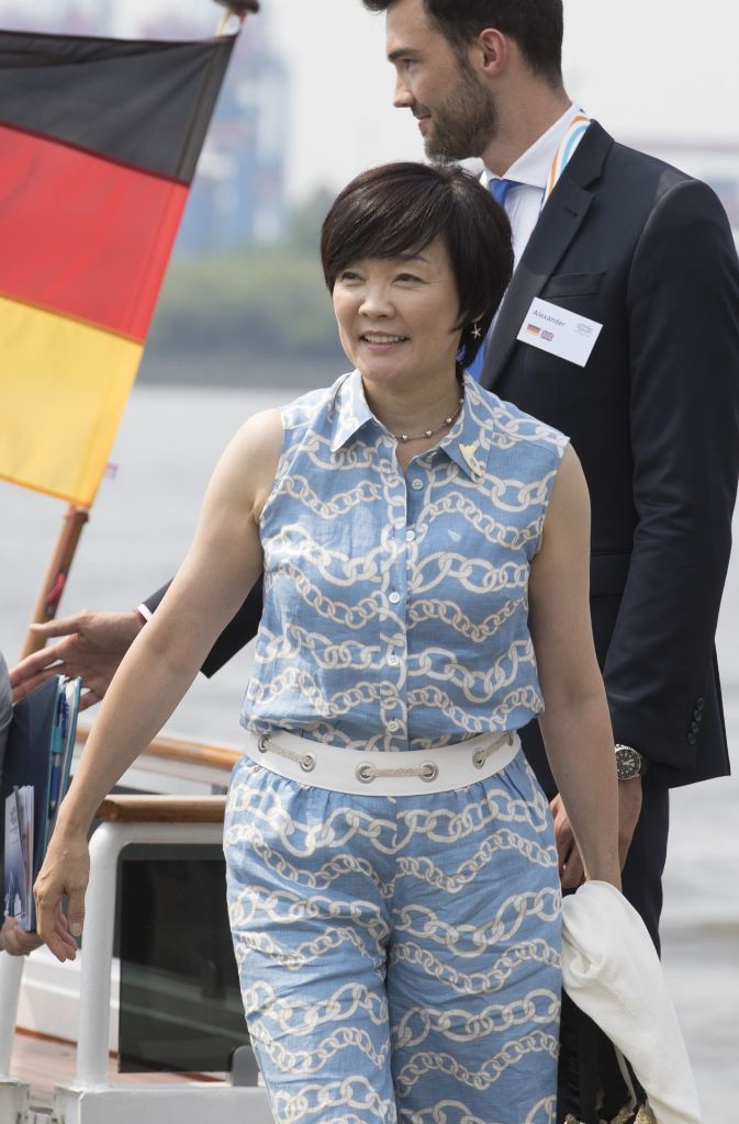 Shinzo Abe, der Premierminister von Japan, hat ebenfalls seine Ehefrau mitgebracht. Akie Abe war bei der Hafenrundfahrt auf der Elbe mit dabei.