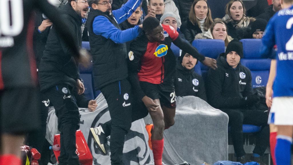  Schalke-Fans sollen im Pokal gegen Hertha BSC Jordan Torunarigha mit Affenlauten beleidigt haben. Das zeigt einmal mehr, wie schwer sich der Fußball und Schalke 04 mit dem Thema Rassismus tun. 
