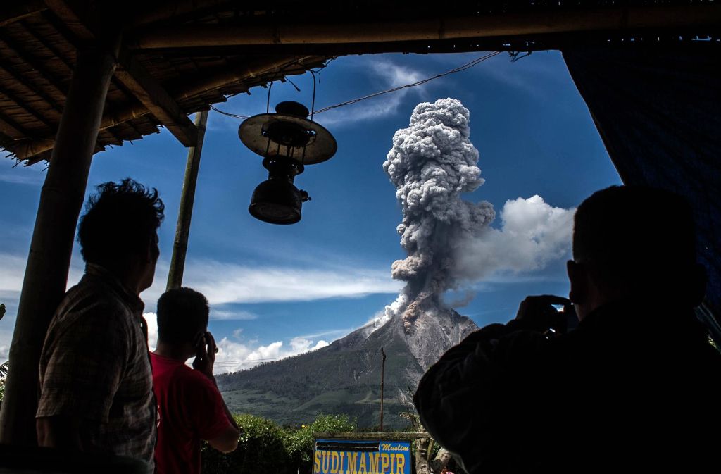 Februar: Berg-Beben – Einwohner von Karo auf der indonesischen Insel Sumatra beobachten am 4. Februar den Ausbruch des Sinabung-Vulkans. 2013 gab es nach vielen Jahren der Inaktivität einen ersten Ausbruch, 2016 dann starben bei einem Ausbruch des Sinabung sieben Menschen.