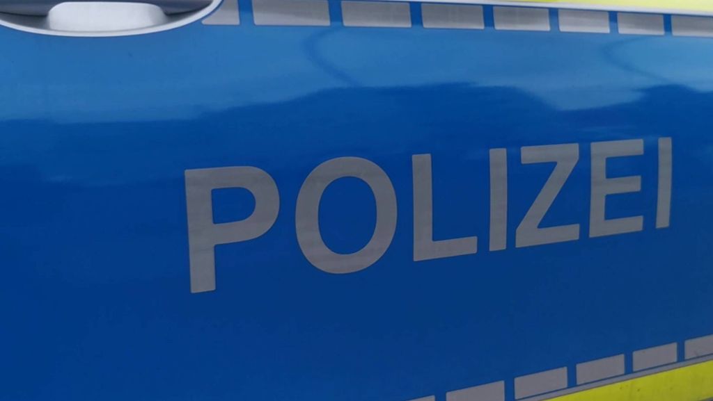  Auf einer Bundesstraße im Kreis Konstanz ist eine 37-jährige Autofahrerin nach eigenen Angaben kurz abgelenkt und gerät mit ihrem Fahrzeug auf die Gegenfahrbahn. Zwei Fahrerinnen und vier Kinder werden verletzt. 