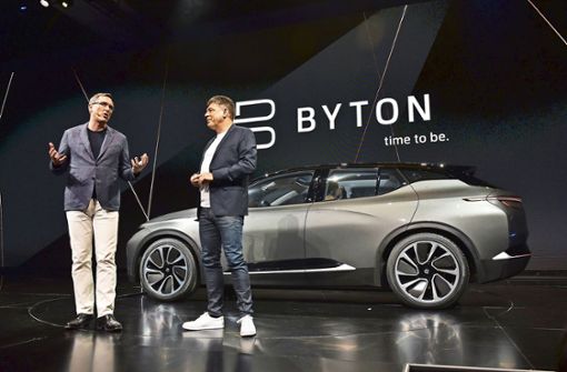Byton stellte in Las Vegas ein neues E-Auto mit  einem 1,24 Meter breiten Display vor (im Bild Präsident Daniel Kirchert, li., und Geschäftsführer Carsten Breitfeld). Foto: AFP