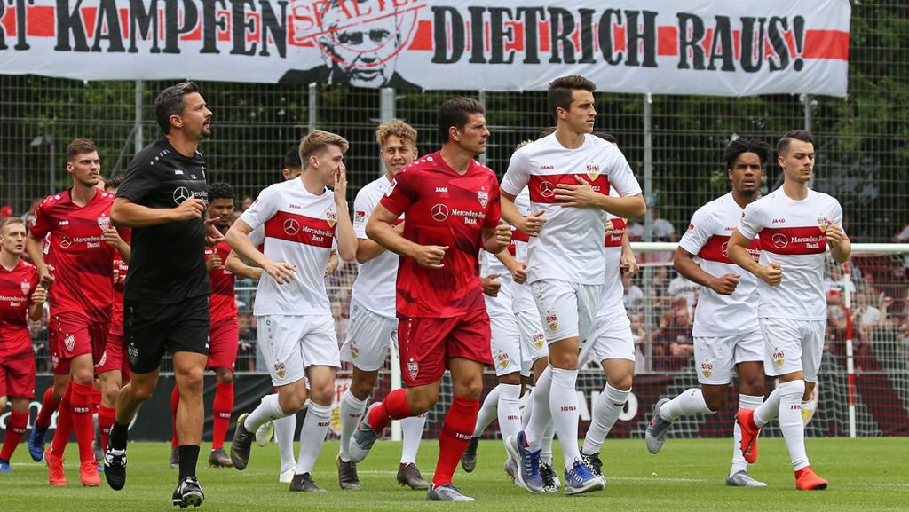  Die Mannschaft des VfB Stuttgart hat am Donnerstag vor beachtlicher Kulisse das Training aufgenommen. Zwei Spieler, die ursprünglich dabei sein sollten, fehlten. 
