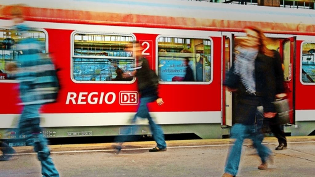  Zug um Zug kommt die Neuregelung des Nahverkehrs auf der Schiene in Gang. Der baden-württembergische Verkehrsminister hat jetzt Zuschläge für Verkehrsverträge erteilt. Im Ergebnis fährt die DB Regio weiter – aber deutlich billiger als bisher. 