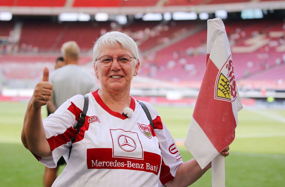 Mit dabei: VfB-Fan Angelika Brendle-Arndt an der Eckfahne.