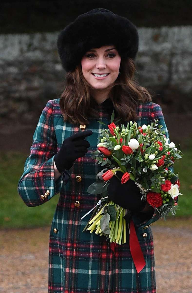 Pelzmütze mit Karomantel: Ein bisschen zu viel britischer Landadel-Look verströmte Herzogin Kates Outfit beim Weihnachtsgottesdienst in Sandringham im Jahr 2017.