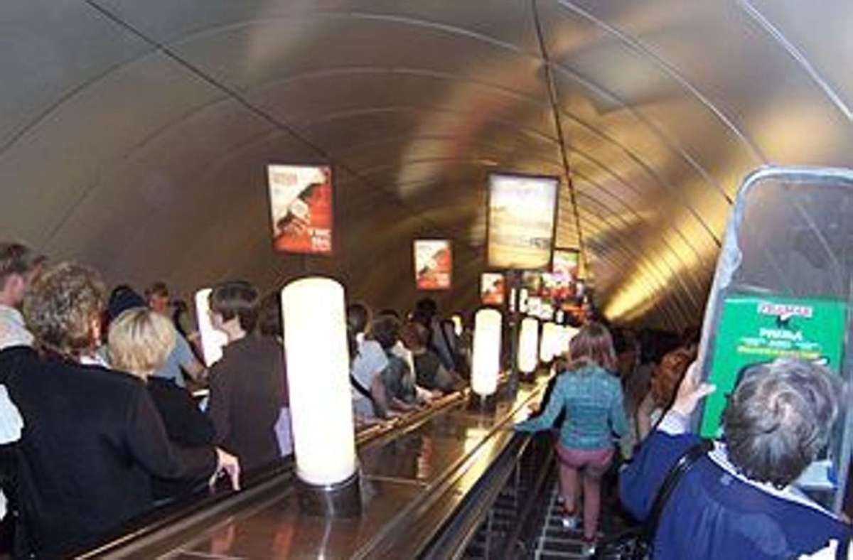 Die längste Rolltreppe der Welt fährt in der St. Petersburger U-Bahn. Die 2011 eröffnete, an der Linie 5 liegende Metro-Station Admiralteiskaja liegt in 86 Meter Tiefe. Die vier Rolltreppen, die die Oberfläche mit dem Bahnsteigniveau verbinden, gelten mit jeweils 137 Meter Länge als die längsten ununterbrochen verlaufenden Rolltreppen weltweit. Eine Fahrt dauert drei Minuten.