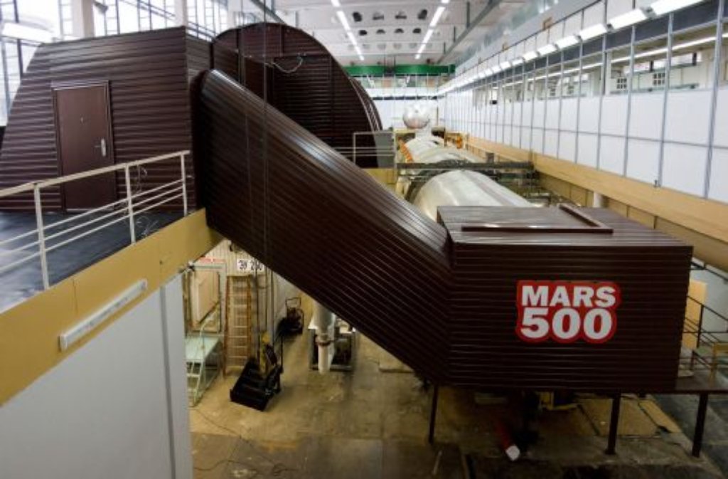 Container auf dem Gelände des Institutes für biomedizinische Probleme (IBMP) der russischen Akademie der Wissenschaften in Moskau dienen als Ersatz für ein Raumschiff.