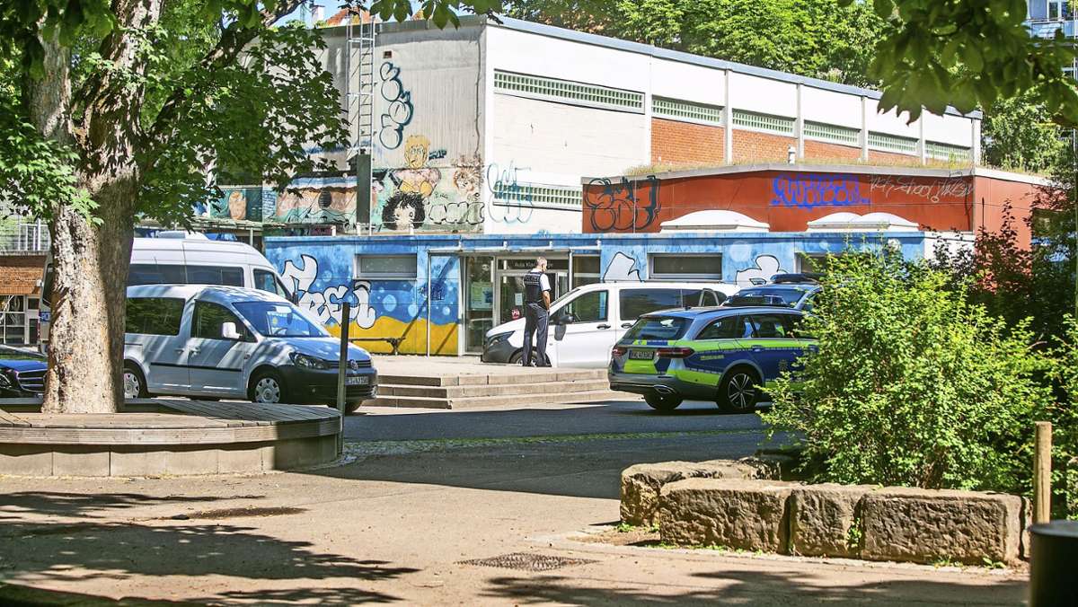 Messerattacke in Esslinger Schule: Polizei warnt vor dem flüchtigem Angreifer