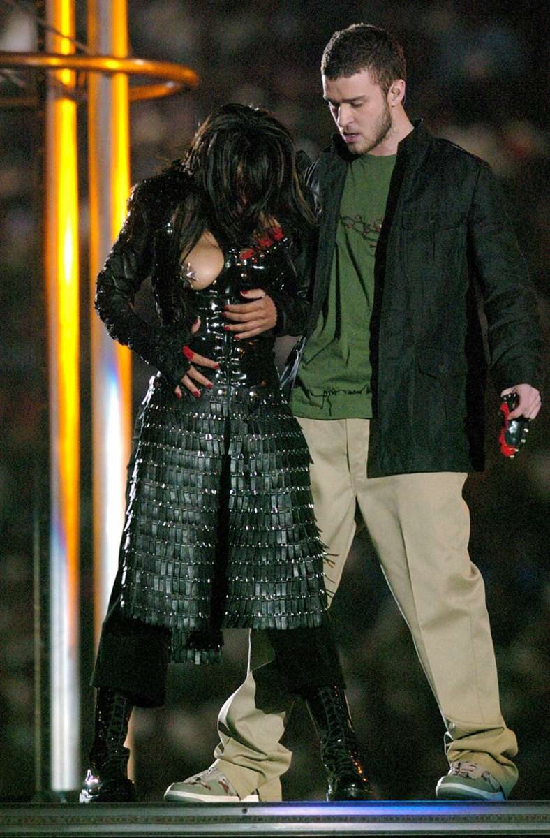 Auch Skandale gab’s bei der Halbzeitshow: 2004 enthüllte Popstar Justin Timberlake (offenbar ungeplant) die rechte Brust von Janet Jackson.