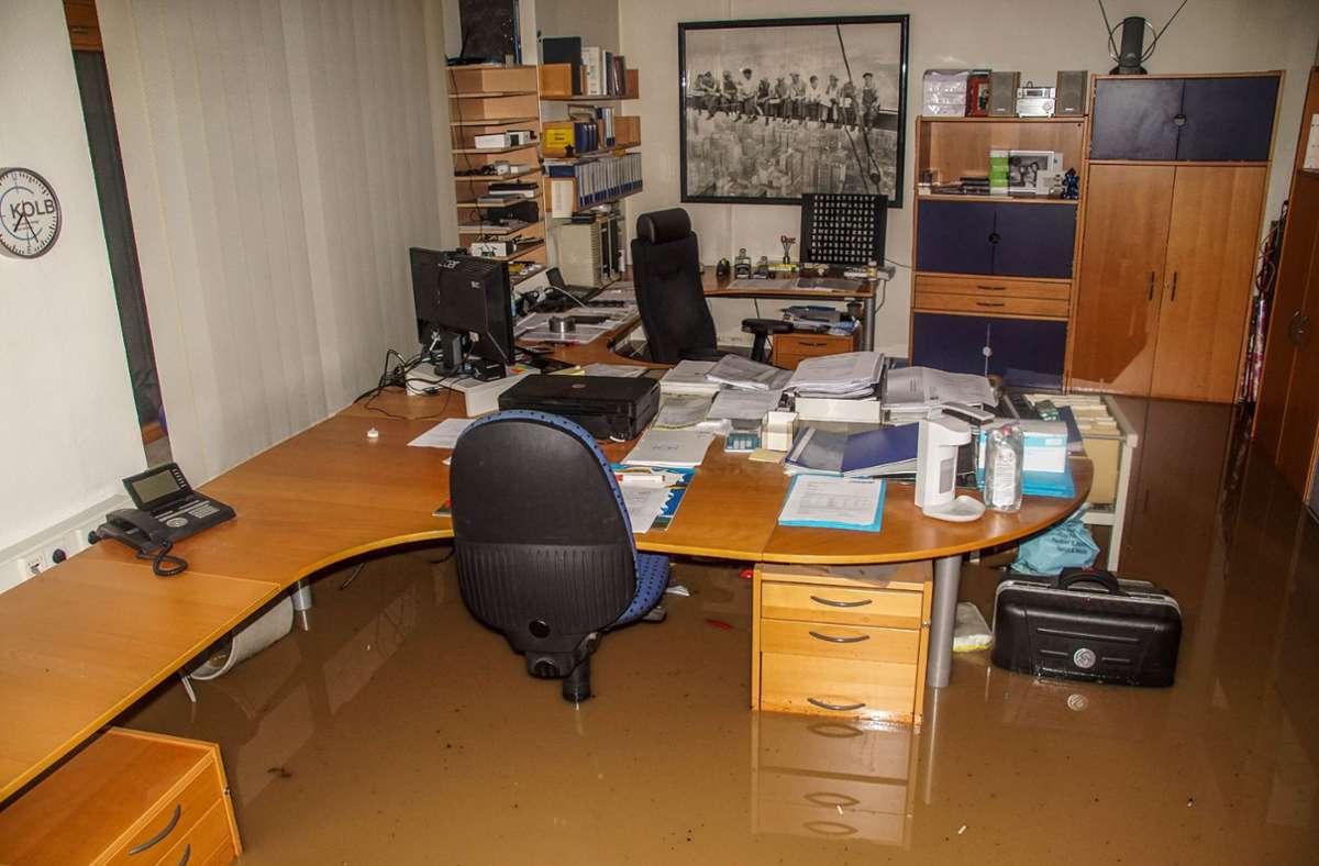 Einen halben Meter hoch stand das Wasser in einigen Büroräumen im Industriegebiet Waldenbuch. Foto: