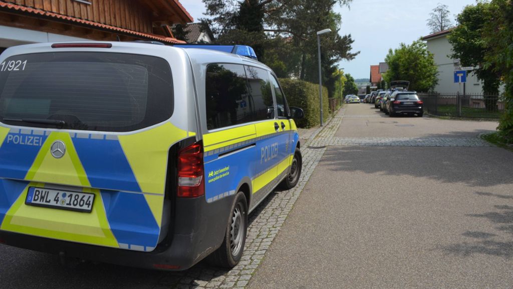  In Tiefenbronn im Enzkreis hat sich am Samstag ein Familiendrama abgespielt. Ein 60 Jahre alter Mann soll seine 38-jährige Frau und den achtjährigen Sohn getötet sowie einen weiteren Sohn lebensgefährlich verletzt haben. 