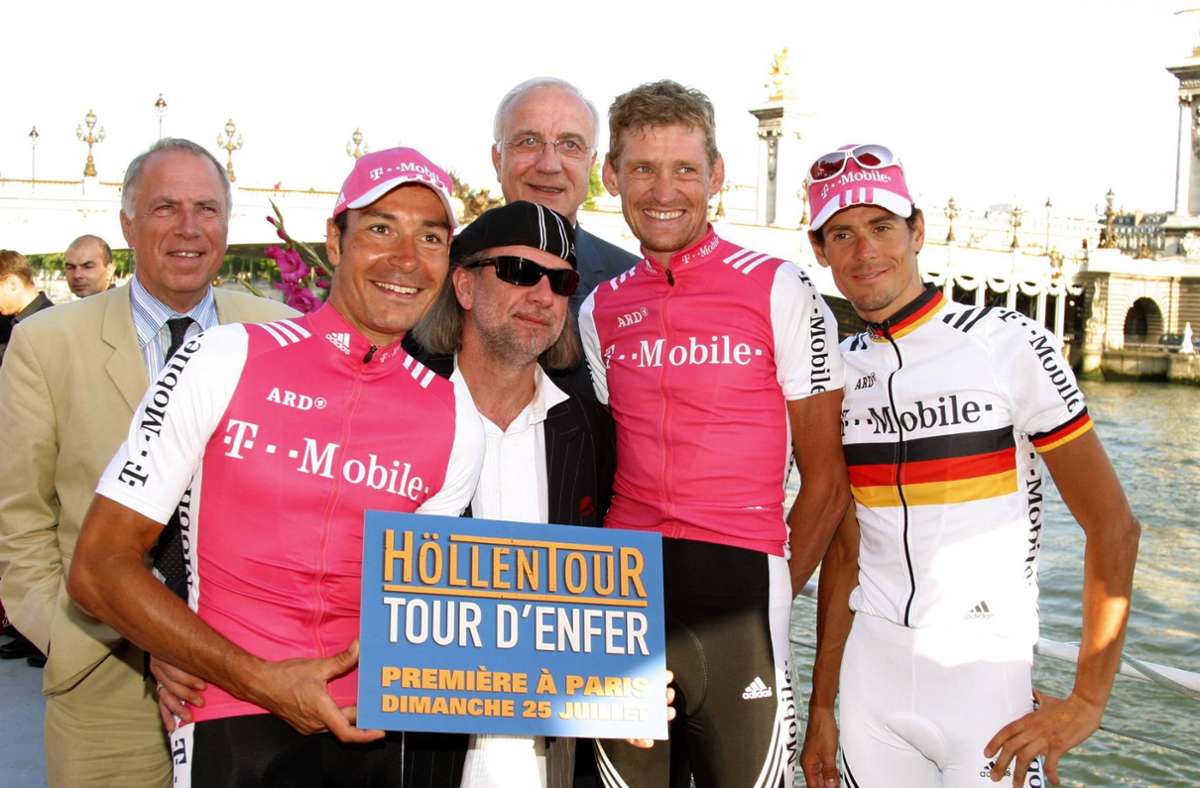 „Höllentour“ (2004): Der Dokumentarfilm von Pepe Danquart (Mitte) begleitet bei der Tour de France 2003, vier Jahre vor dem Höhepunkt der Dopingaffäre, das Team Telekom um Erik Zabel (links).