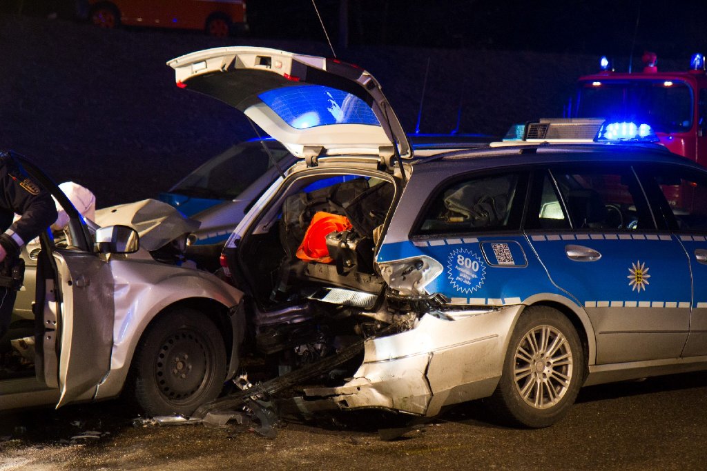 Ein Auto ist in der Nacht zum Sonntag bei Fellbach (Rems-Murr-Kreis) auf einen Streifenwagen aufgefahren, als die Polizisten gerade eine Unfallstelle auf der Gegenfahrbahn absicherten.