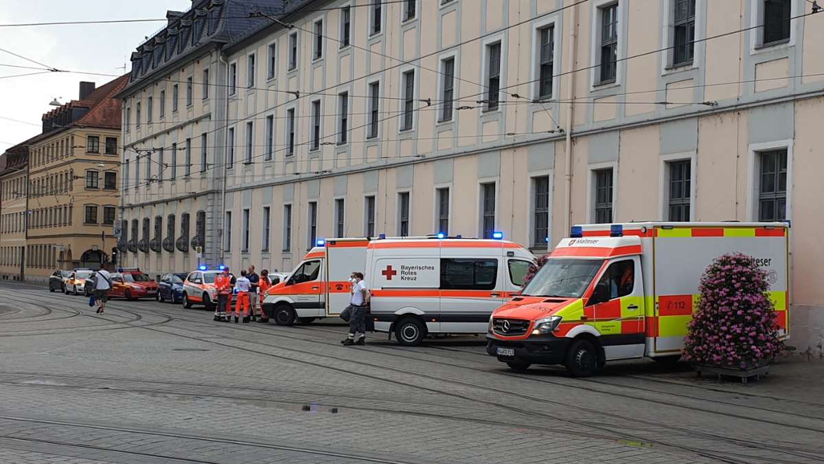  Ein 24-Jähriger tötet bei einer Messerattacke in Würzburg am Freitag drei Menschen und verletzt fünf weitere. Ein Junge befindet sich laut Innenminister Herrmann unter den Verletzten, seit Vater ist wohl unter den Todesopfern. 