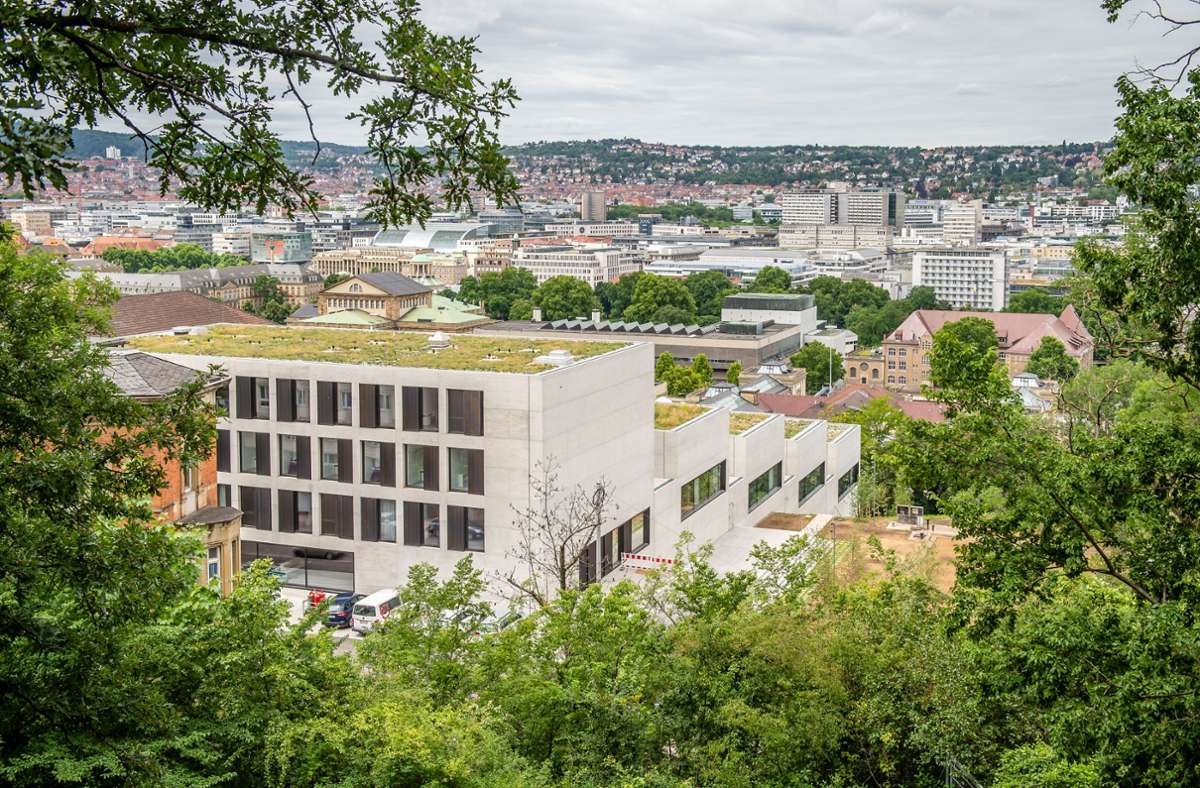 Blick von der Höhe auf den Neubau der Cranko-Schule und den Stuttgarter Kessel