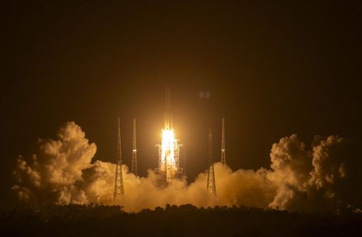 Eine Rakete vom Typ „Langer Marsch 5“, die das Raumschiff „Chang’e 5“ auf den Weg zum Erdtrabanten bringen sollte, startet am 24. November auf der Startrampe des Wenchang Space Launch Center. Foto: Mark Schiefelbein/AP/dpa
