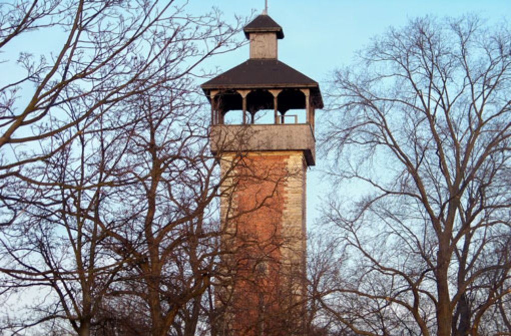 In Bad Cannstatt steht der Aussichtsturm Burgholzhof, den der Cannstatter Verschönerungsverein 1891 in Form eines römischen Turmes errichten ließ. In den Jahren 1987/1988 wurde das beliebte Ausflugsziel vom Verein "Pro-Alt-Cannstatt" saniert und der Öffentlichkeit wieder zugänglich gemacht.