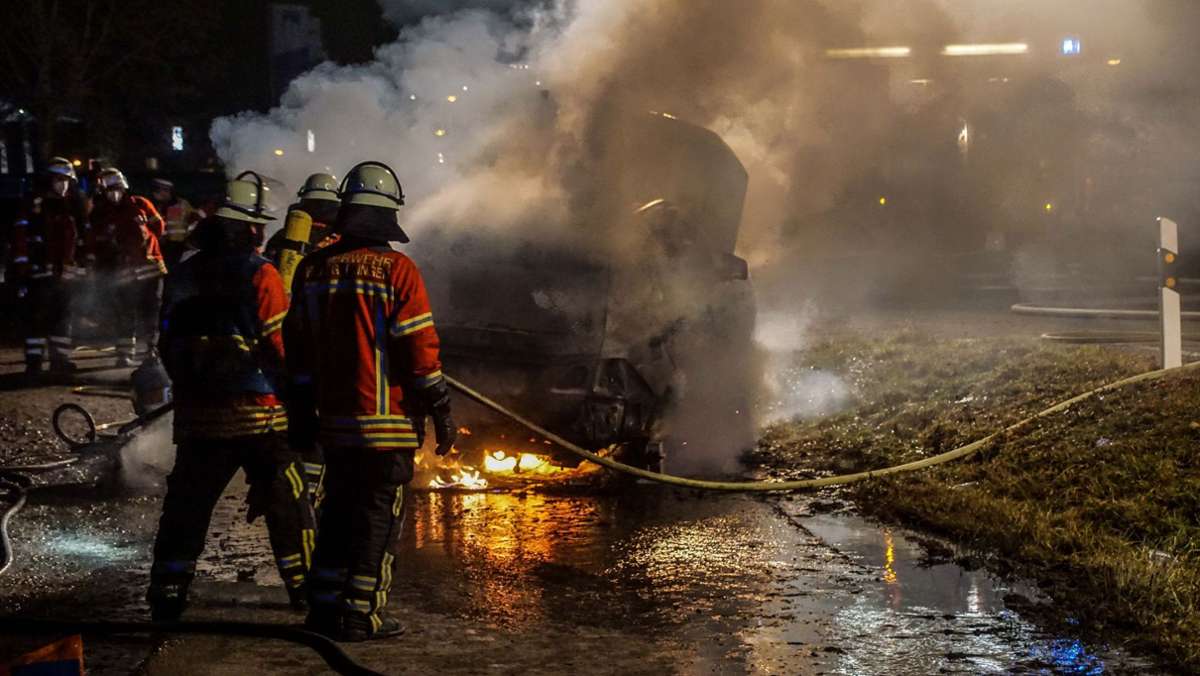  As noch ungeklärter Ursache fängt am Mittwochabend bei voller Fahrt der Auspuff eines Mercedes in Holzgerlingen an zu qualmen. Der 35-jährige Fahrer hält an, kurz darauf steht sein Auto in Flammen. 