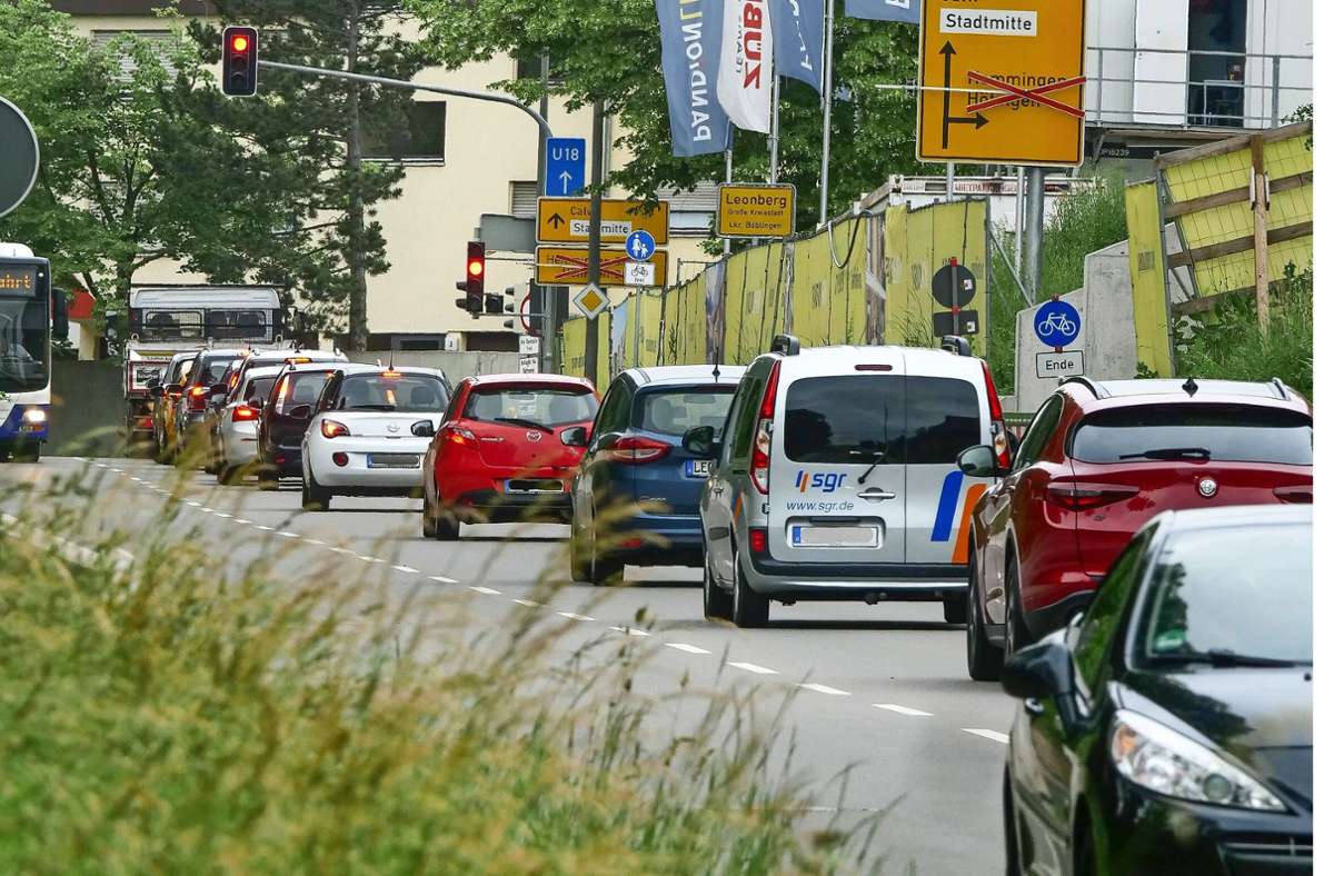 Im Feierabendverkehr wird es an der Stadteinfahrt in der Feuerbacher Straße aus Richtung Ditzingen regelmäßig voll. Hier wird die Ampel Foto: Simon Granville