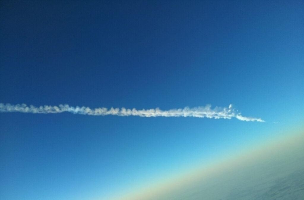 Der Nasa-Astronaut Terry Virts verbreitete dieses Bild der Rauchspur über seinen Twitteraccount @AstroTerry. Ein befreundeter Pilot aus Russland habe ihm das Foto zur Verfügung gestellt.
