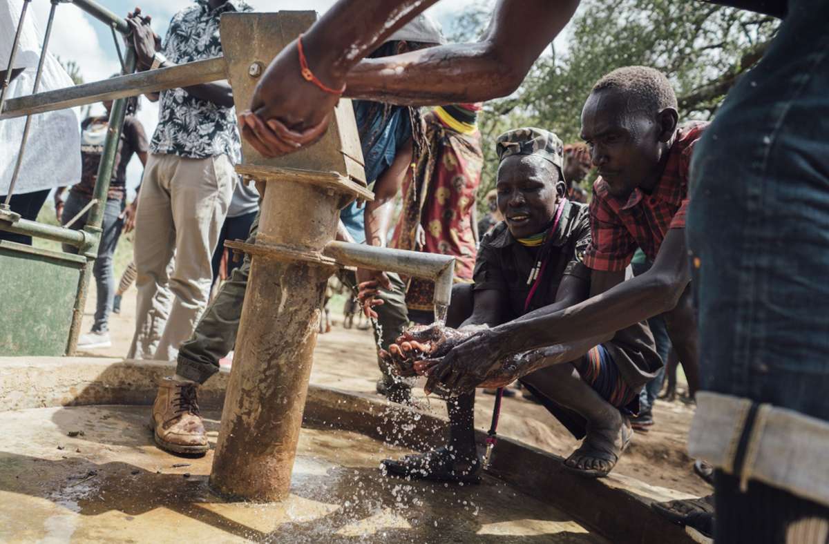 Gemeinsam mit Partnerorganisationen baut Viva con Agua zum Beispiel Brunnen in Uganda...