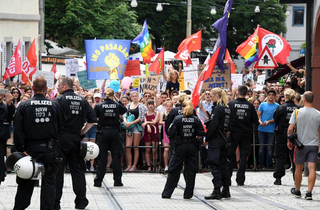 Die Demonstranten gegen Rechts sind in Karlsruhe am Samstag deutlich in der Überzahl gewesen.