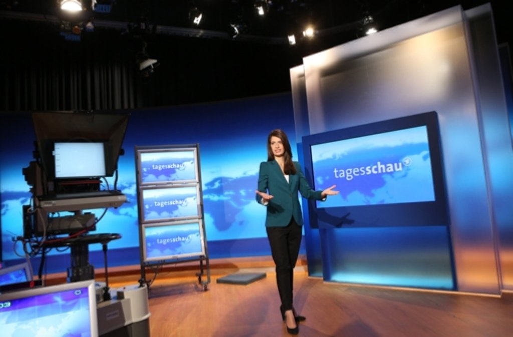 Moderatorin Linda Zervakis im neuen "Tagesschau"-Studio in Hamburg.