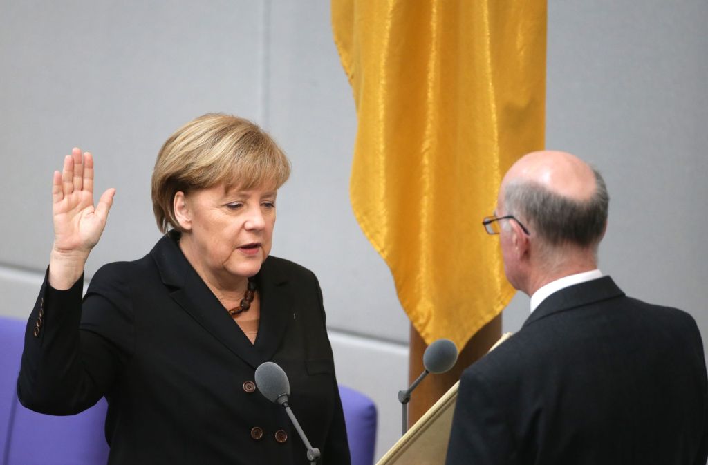 Am 17. Dezember 2013 wird Merkel mit 462 von insgesamt 621 abgegebenen Stimmen erneut zur Bundeskanzlerin gewählt.