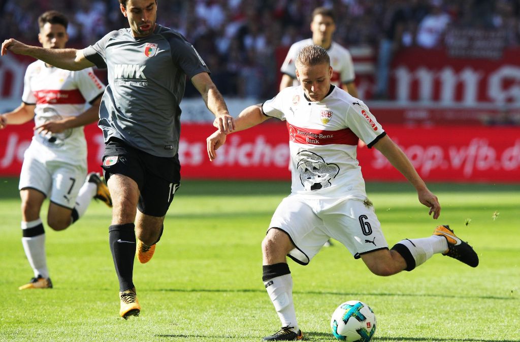 VfB-Spieler Santiago Ascacibar verteidigt den Ball gegen den Augsburger Spieler Jan Moravek