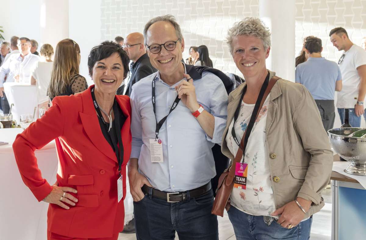 Der SWR-Intendant und ARD-Vorsitzende Kai Gniffke mit Anja Görzel (links), seiner neuen Kommunikationschefin, und Stefanie Zenke, seiner neuen Unternehmenssprecherin