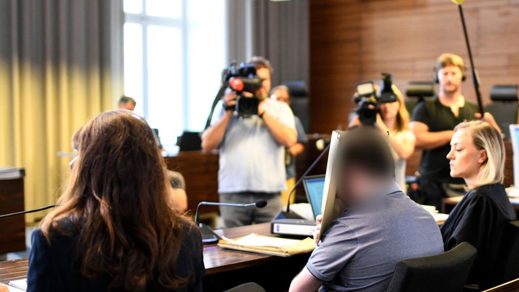  Ein Mann aus Spanien steht in Freiburg vor Gericht, weil er einer der acht Angeklagten im Missbrauchsfall Staufen ist. Bei ihm fand die Polizei massenweise Kinderpornos. Was die Prozessbeteiligten vor dem Urteil fordern, wird aber hinter verschlossenen Türen verhandelt. 