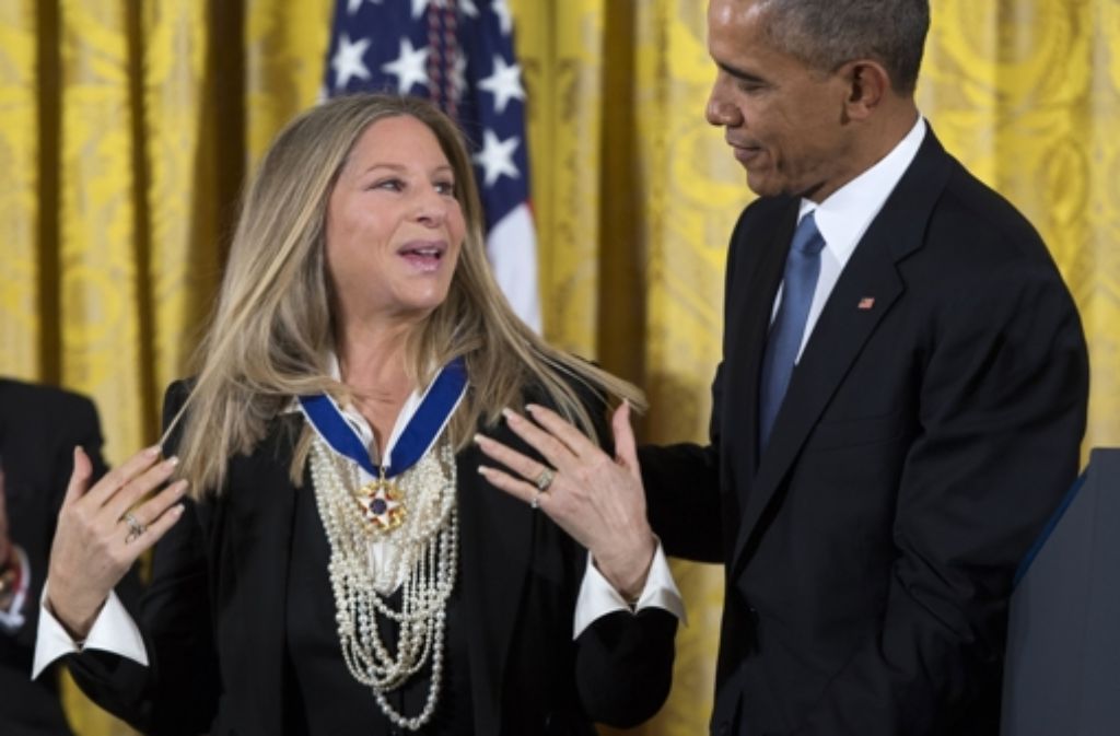 Am Dienstag ehrte Präsident Barack Obama im Weißen Haus fünfzehn bedeutende Persönlichkeiten mit der höchsten zivilen Auszeichnung der USA, der Freiheitsmedaille. Wer neben der Preisträgerin Barbra Streisand außerdem geehrt wurde, zeigt unsere Bildergalerie.