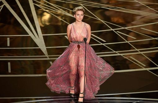 Die Schauspielerin Scarlett Johansson bei der Oscar-Verleihung 2017: das transparente Kleid in Pastell-Farben in Kombination mit dem Nietengürtel war nun wirklich nicht die stilsicherste Wahl. Foto:  
