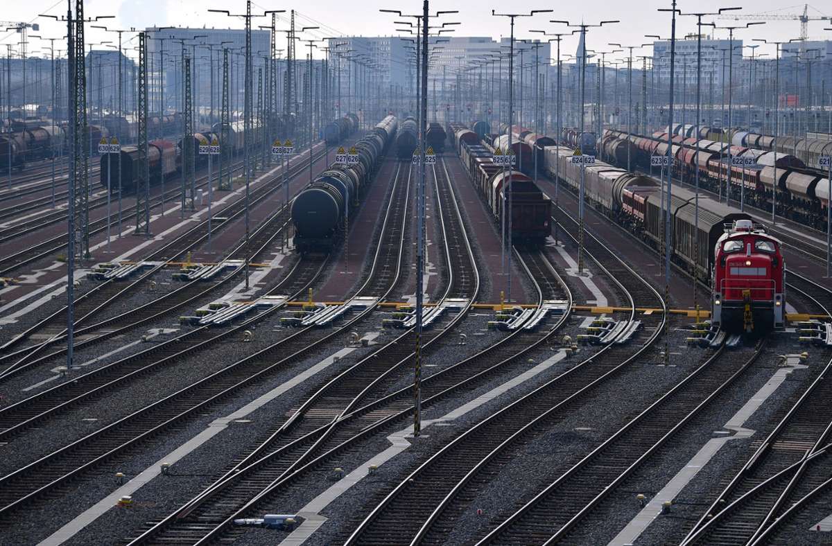Die Bahn investiert in ihr Schienennetz. (Symbolbild) Foto: dpa/Hendrik Schmidt
