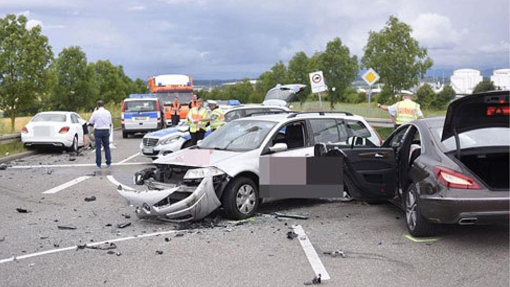 Stuttgart-Plieningen: Kreuzungs-Crash fordert vier Verletzte