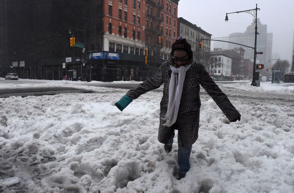 ...zuhause zu bleiben. Bis zu 50 Zentimeter hohe Schneemassen liegen auf den Straßen New Yorks.
